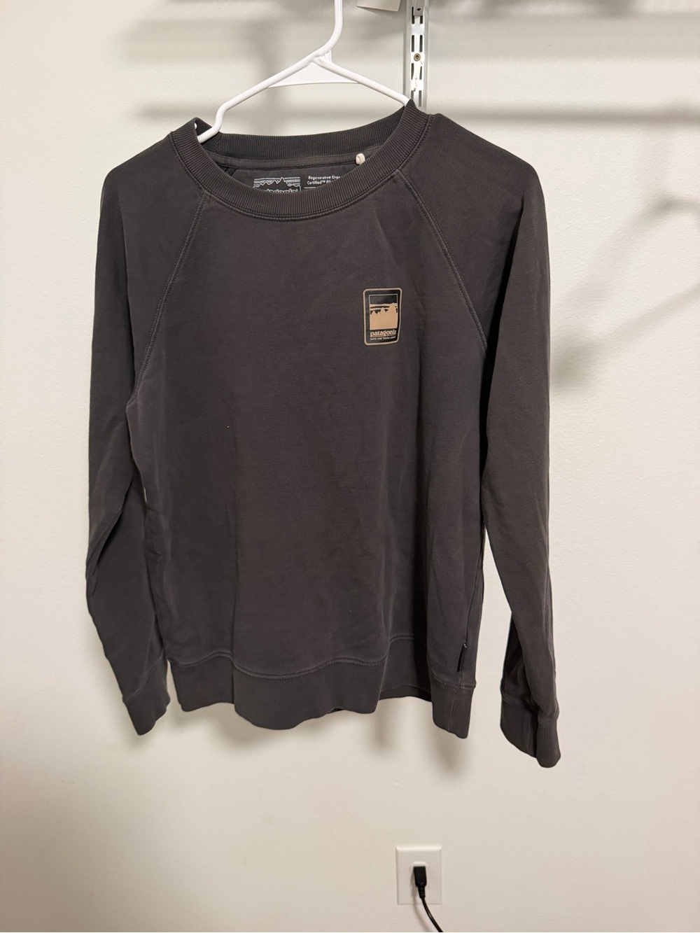 Patagonia Men's Crewneck Sweatshirt in Charcoal with Tan Logo Patch